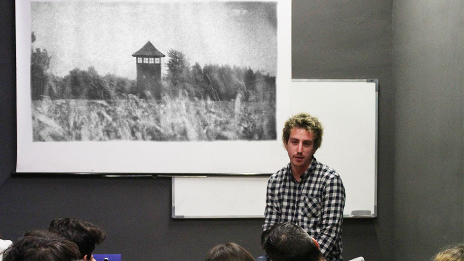Visita de Juanmi Cristóbal, autor de la exposición 'Auschwitz- las voces del silencio'